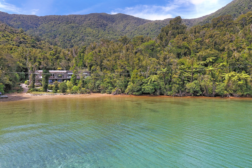 Magnificent Waterside Residence - Endeavour Inlet