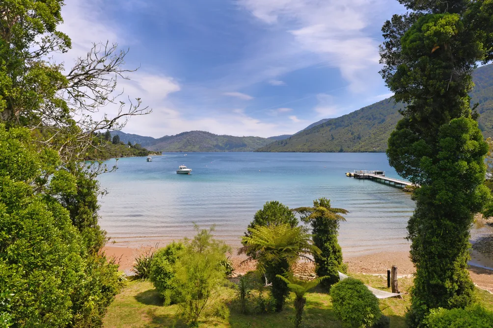 Magnificent Waterside Residence - Endeavour Inlet