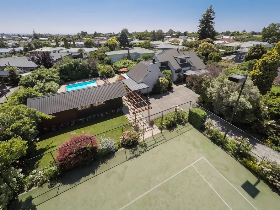 Private Family Oasis In Taradale