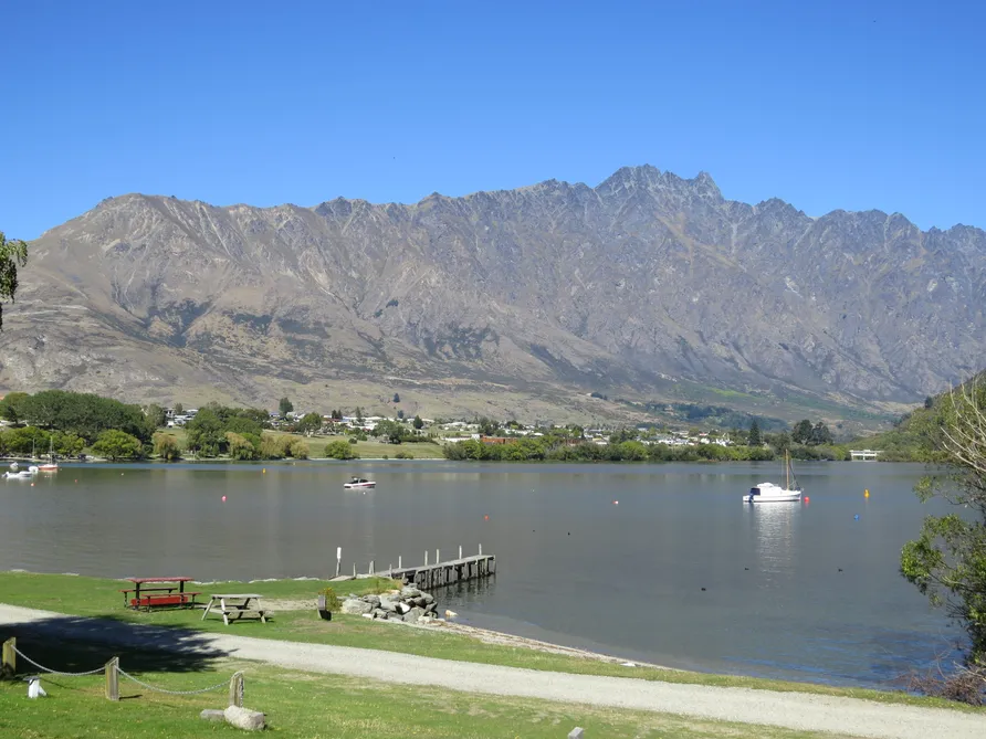 Spectacular Lakefront Position