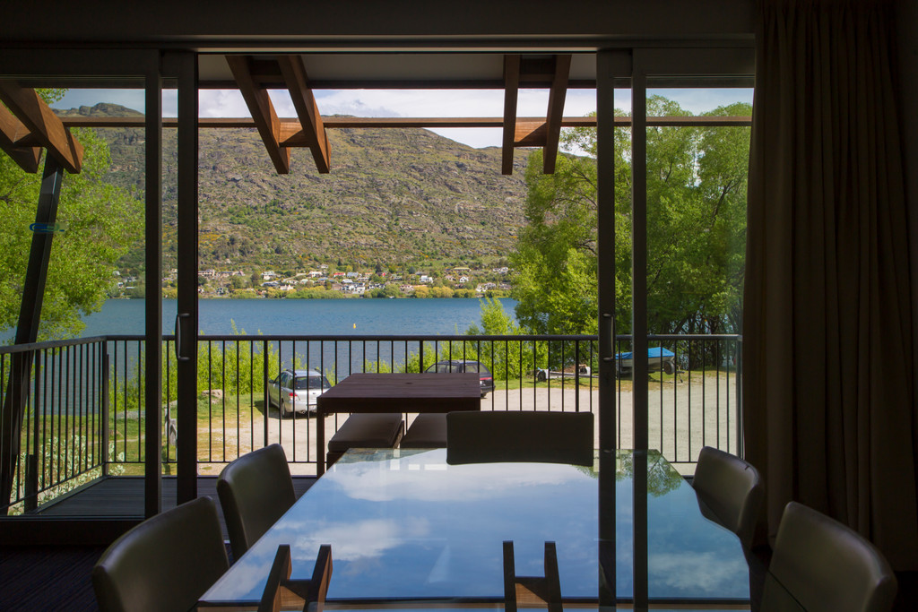 Absolute Lake Front - Queenstown Apartment
