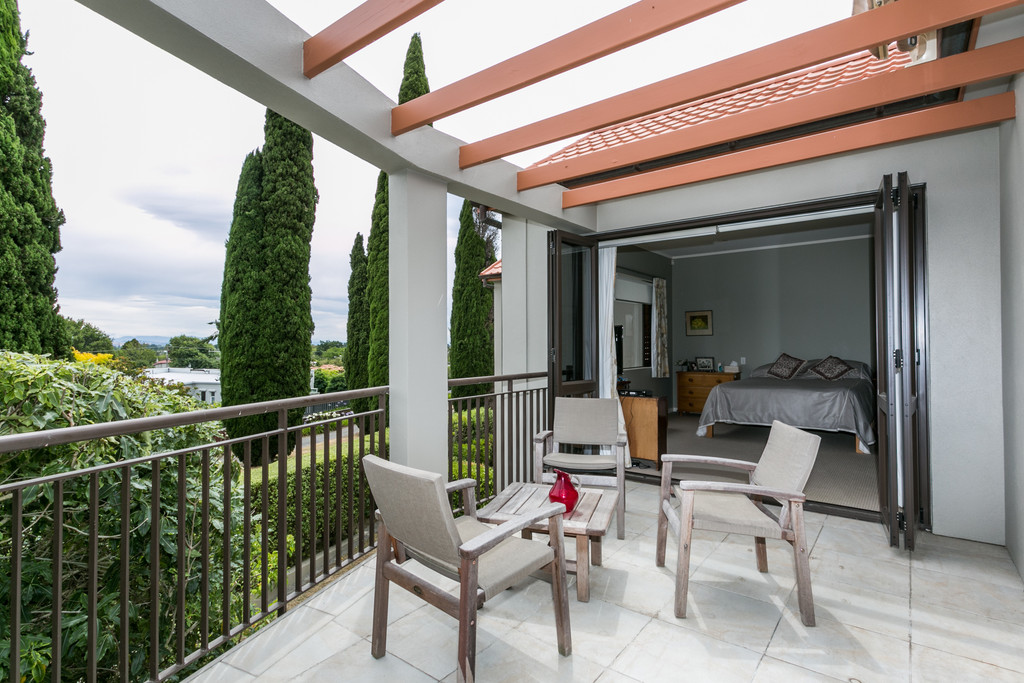 Stylish Townhouse In Sought After Location