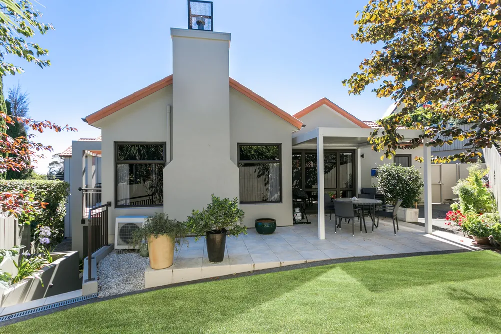 Stylish Townhouse In Sought After Location