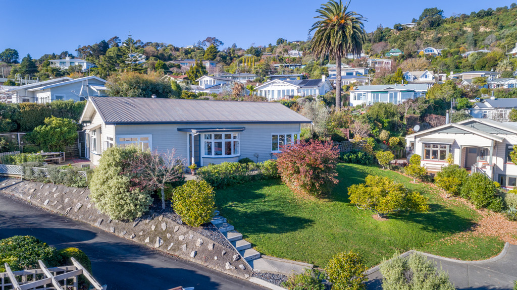 Delightful Family Home By The Beach