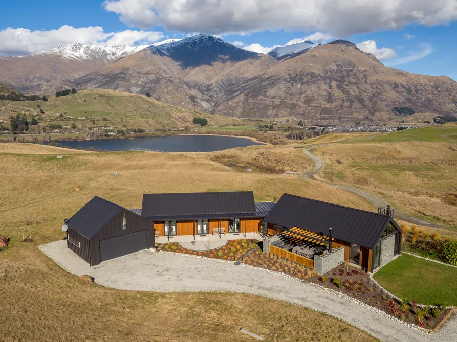 Modern country home in the Arrowtown school zone