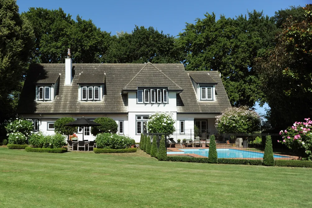 Iconic Homestead In Parklike Grounds