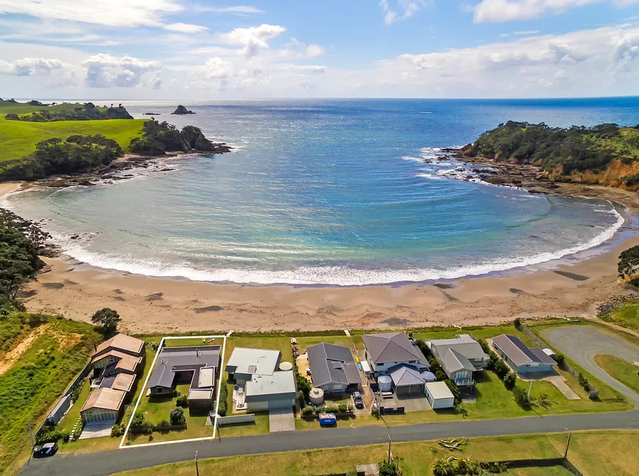 Idyllic Kiwi Holiday Home- Absolute Waterfront