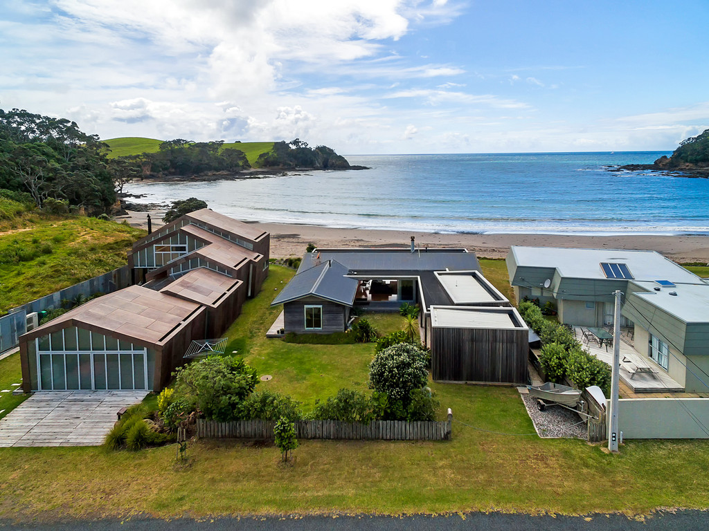 Idyllic Kiwi Holiday Home- Absolute Waterfront
