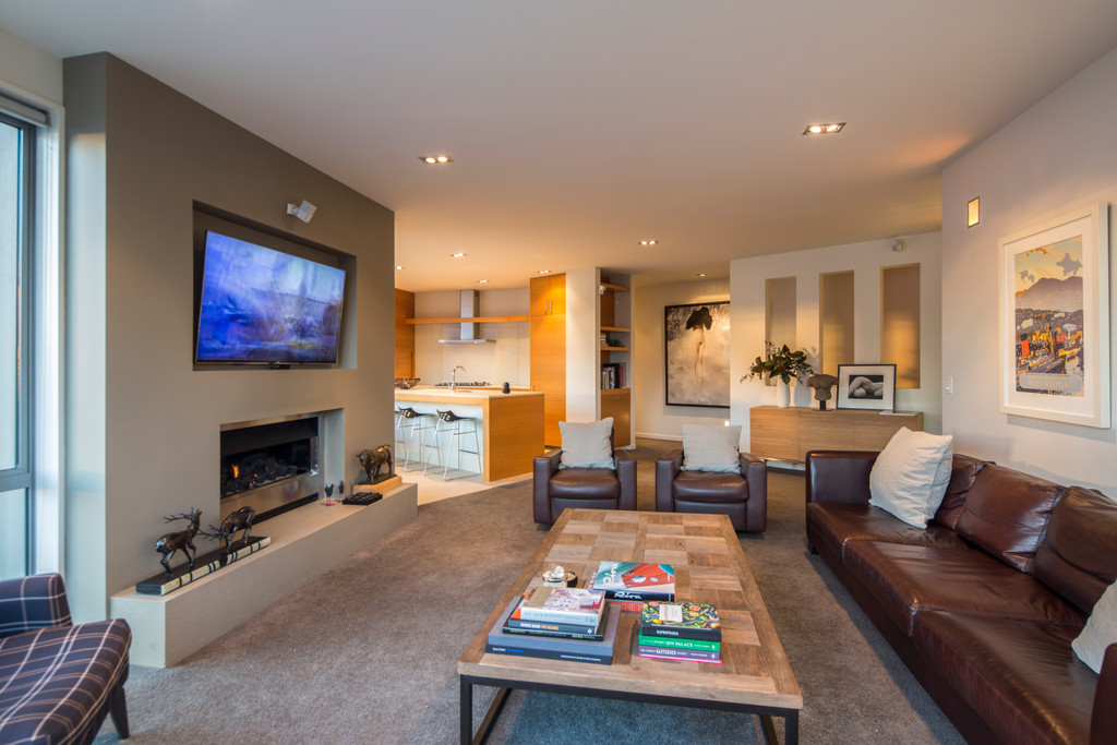 Spectacular Views from Stylish Residence