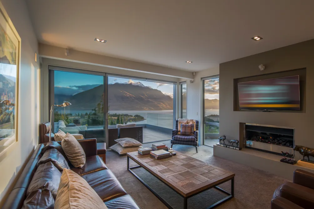 Spectacular Views from Stylish Residence