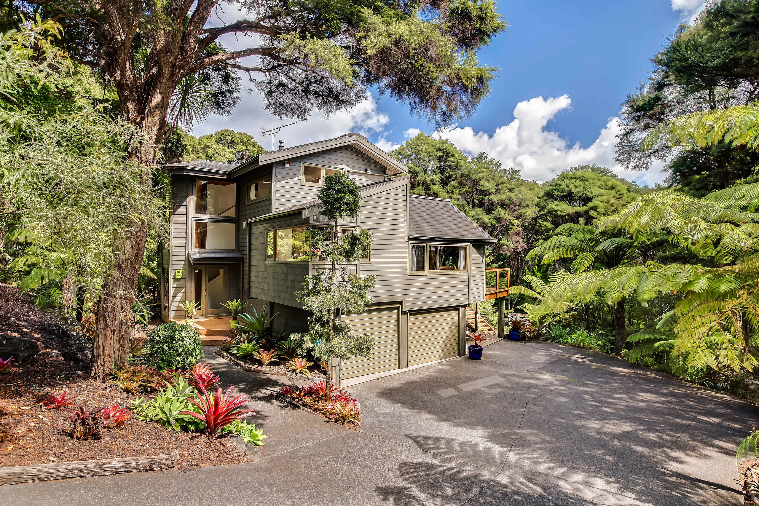 11B Longfellow Parade, Titirangi, Waitakere City