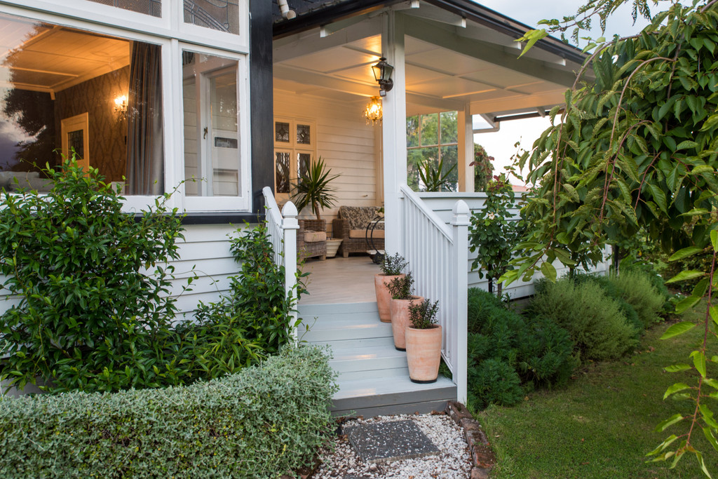 Fairytale Villa Overlooking Nelson Park