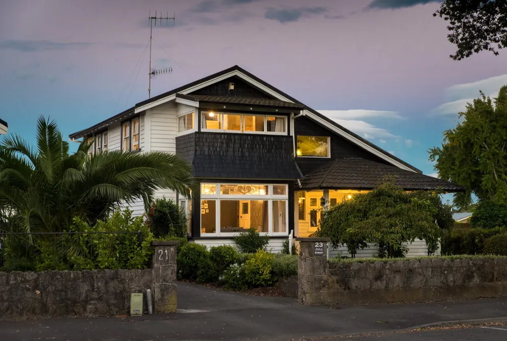 Fairytale Villa Overlooking Nelson Park