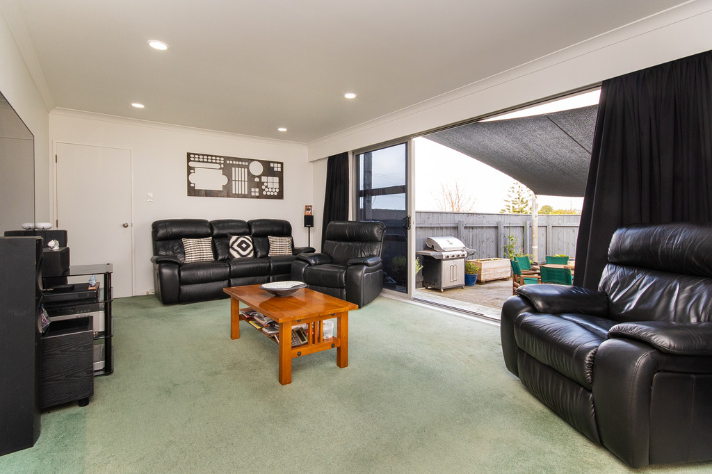 Family Home - Excellent Garaging!