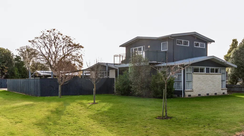 Family Home - Excellent Garaging!