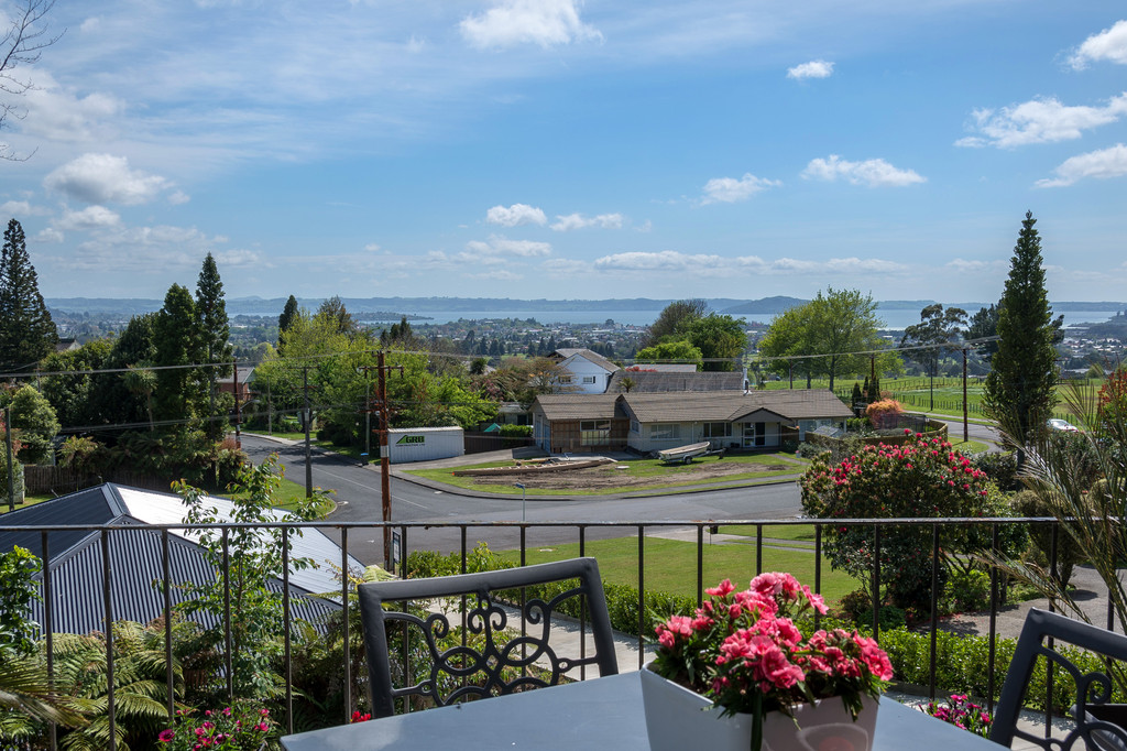 Family Moves, House Stays, Must Sell!
