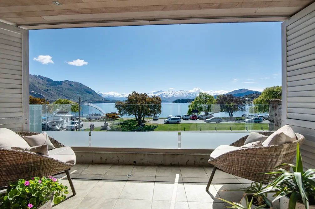 Lakefront Living