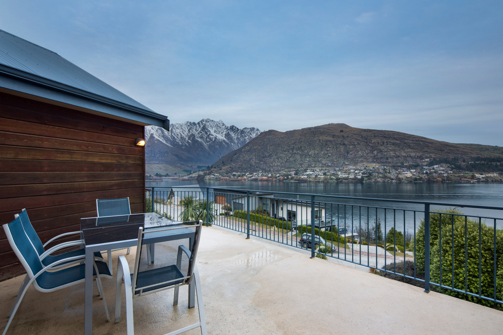 Immaculate home, elevated in Frankton