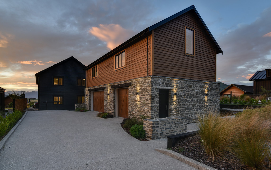 Home, apartment and vinyard at Jack's Point