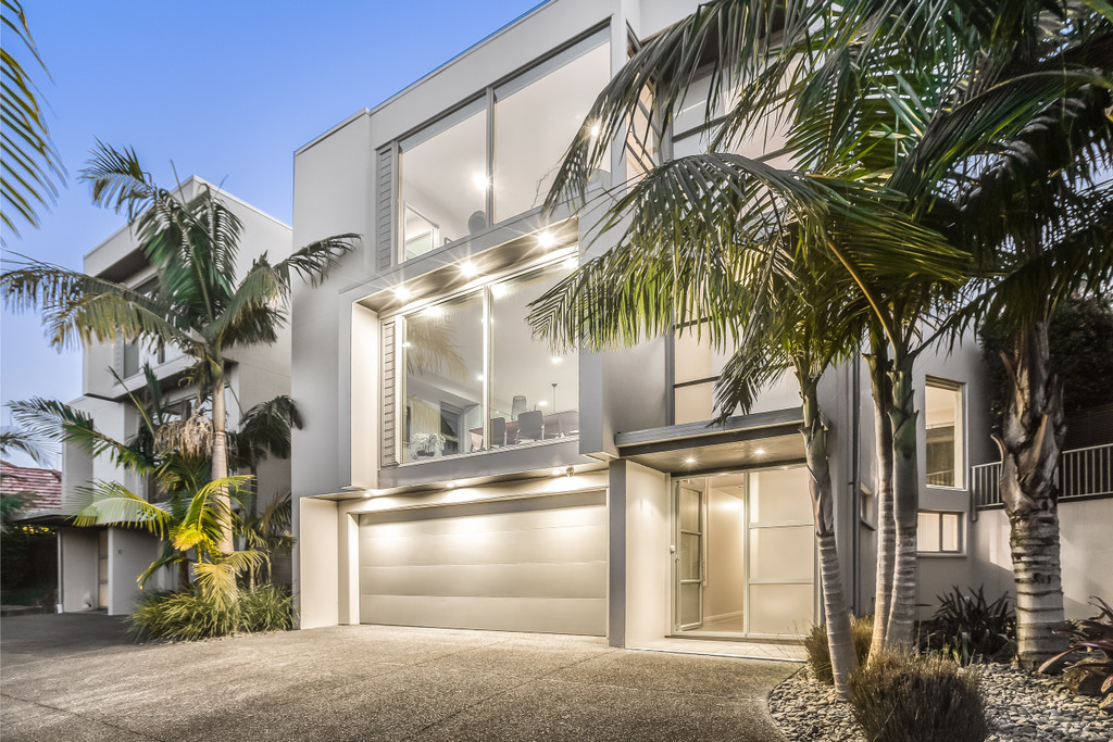 Sophisticated Living with Stunning Harbour Views