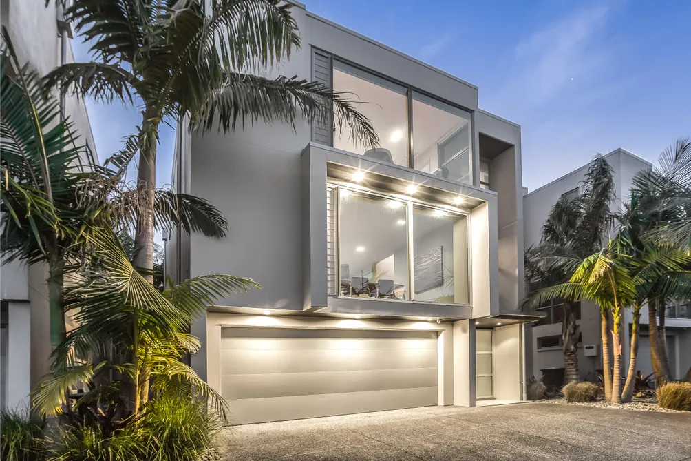 Sophisticated Living with Stunning Harbour Views