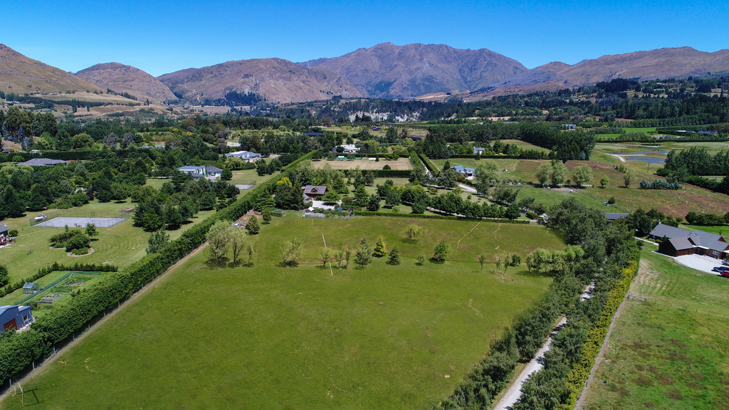 Idyllic land in prime location