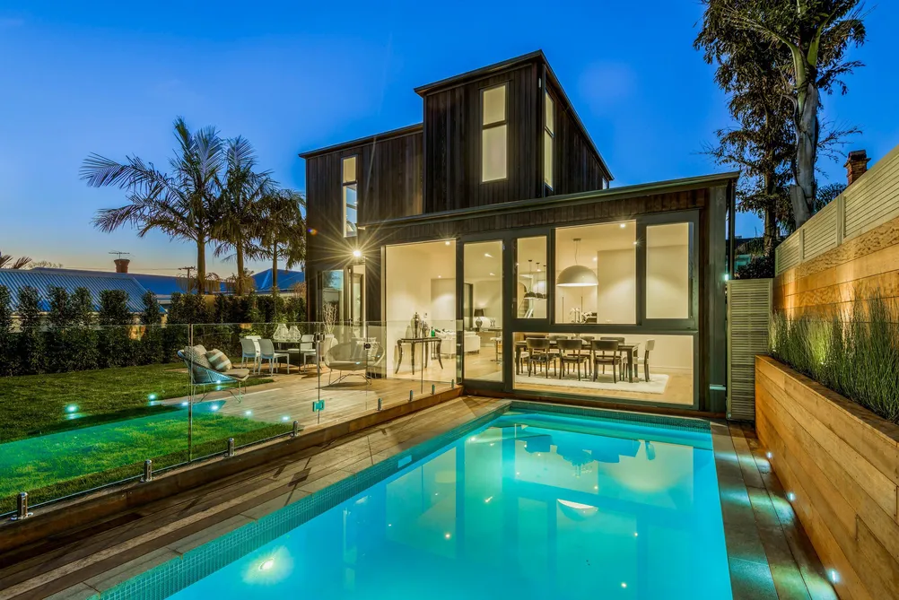 PONSONBY STUNNER!