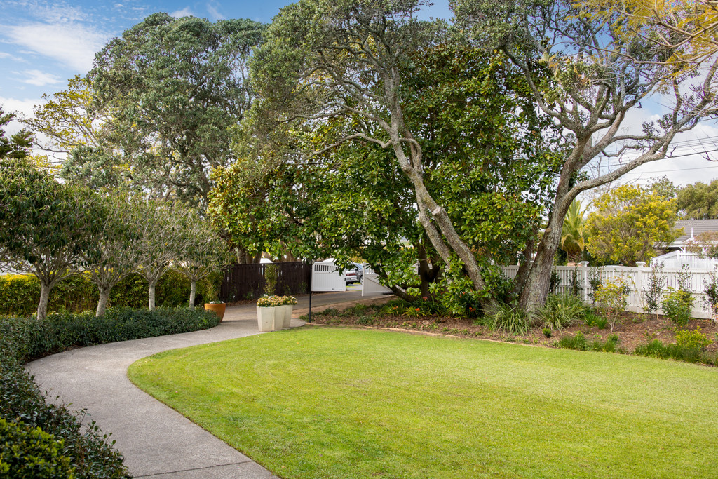 Home and Income - Water Access on 1,012 sq m