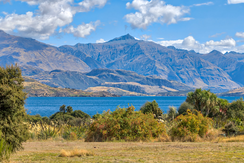 Sublime Setting - Stunning Views with Lake Access