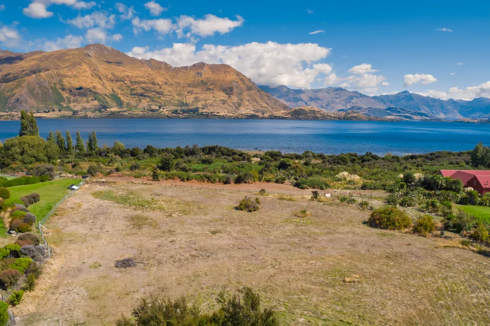 Sublime Setting - Stunning Views with Lake Access