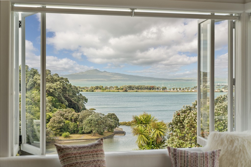 An Elegant Haven Overlooking Hobson Bay 