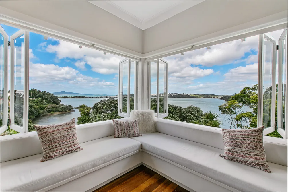 An Elegant Haven Overlooking Hobson Bay 