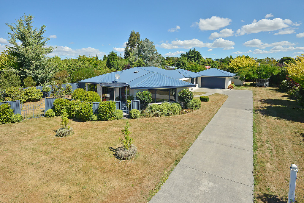 Contemporary Living Where Town Meets Country