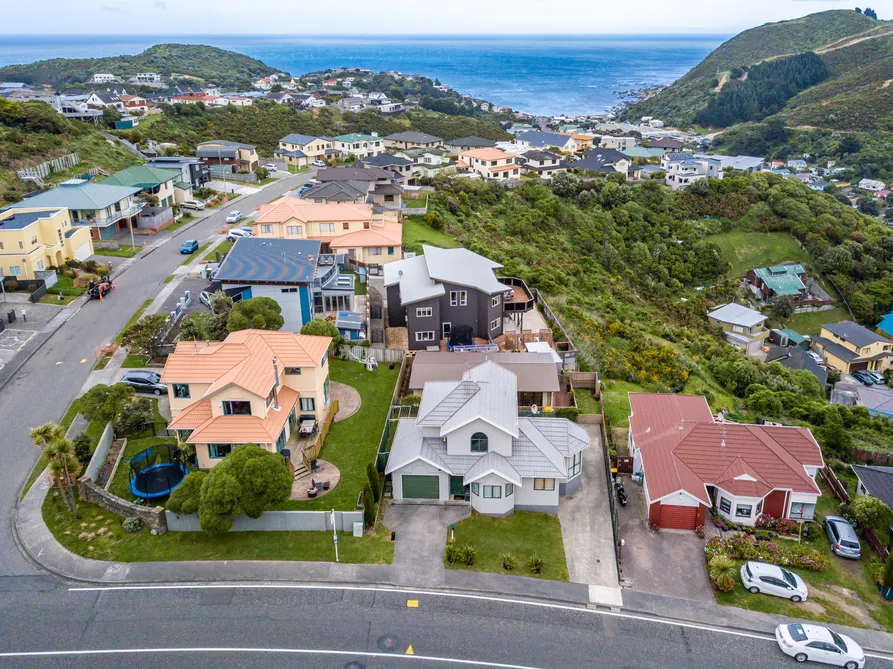 BARGAIN HUNTERS! ... TWO HOMES, ONE LOCATION!