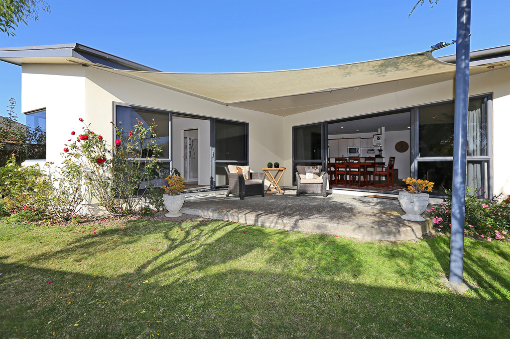 Spacious One Level Close To The Village