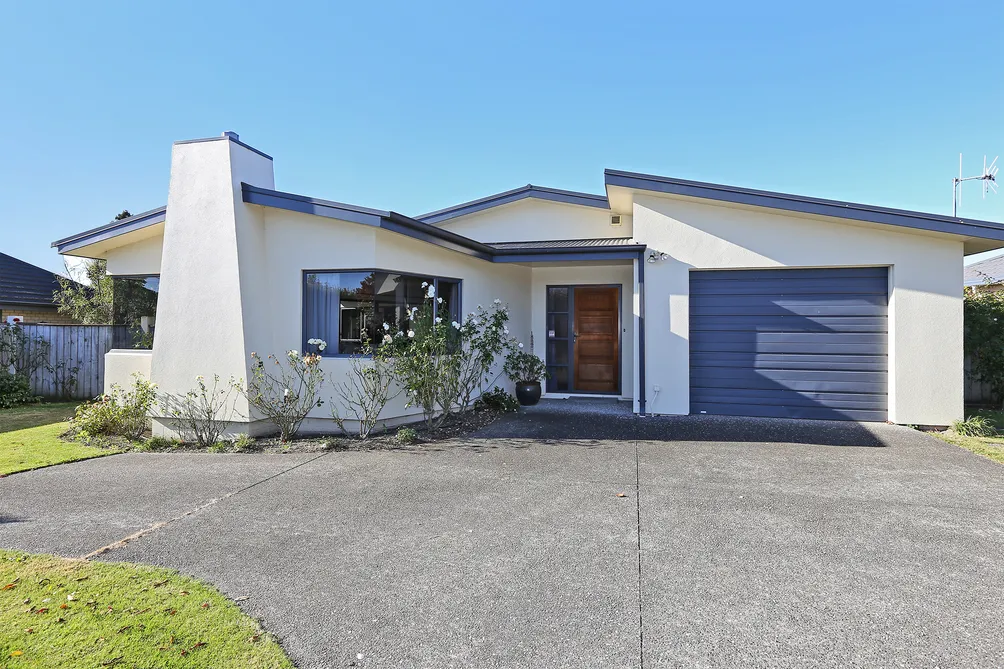 Spacious One Level Close To The Village