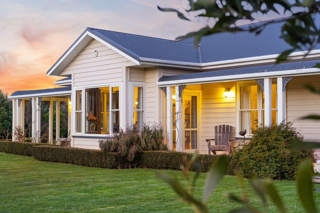 Colonial Character, Country Charm 