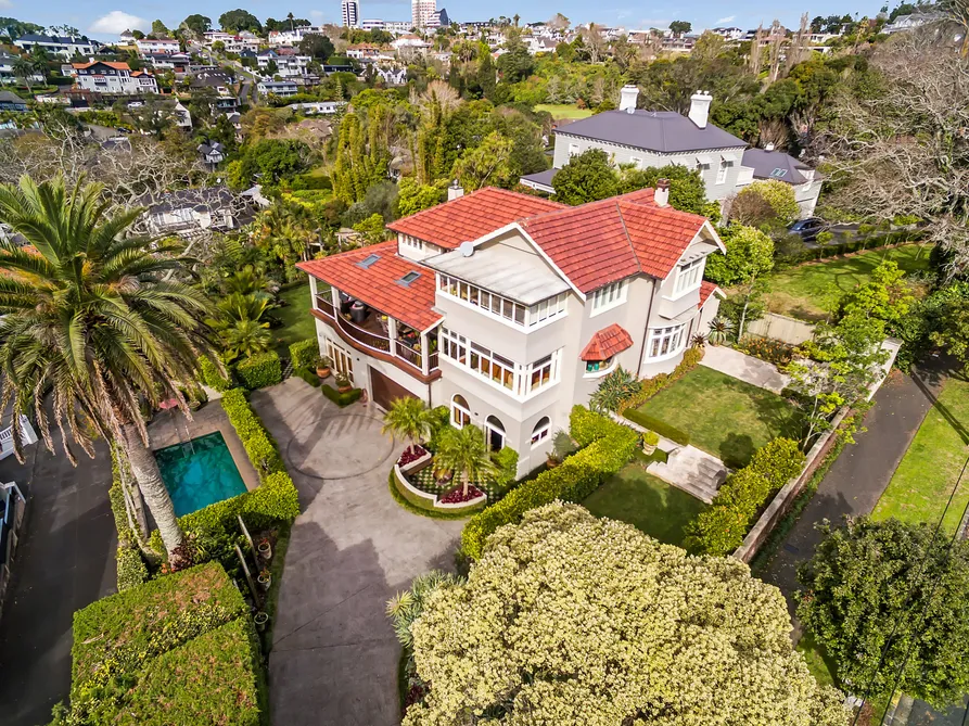 Grand Family Estate: Prime Position on Portland
