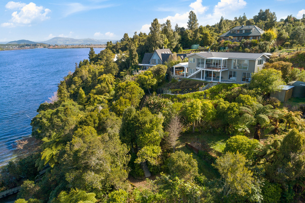 Your Picturesque Lake Edge Paradise