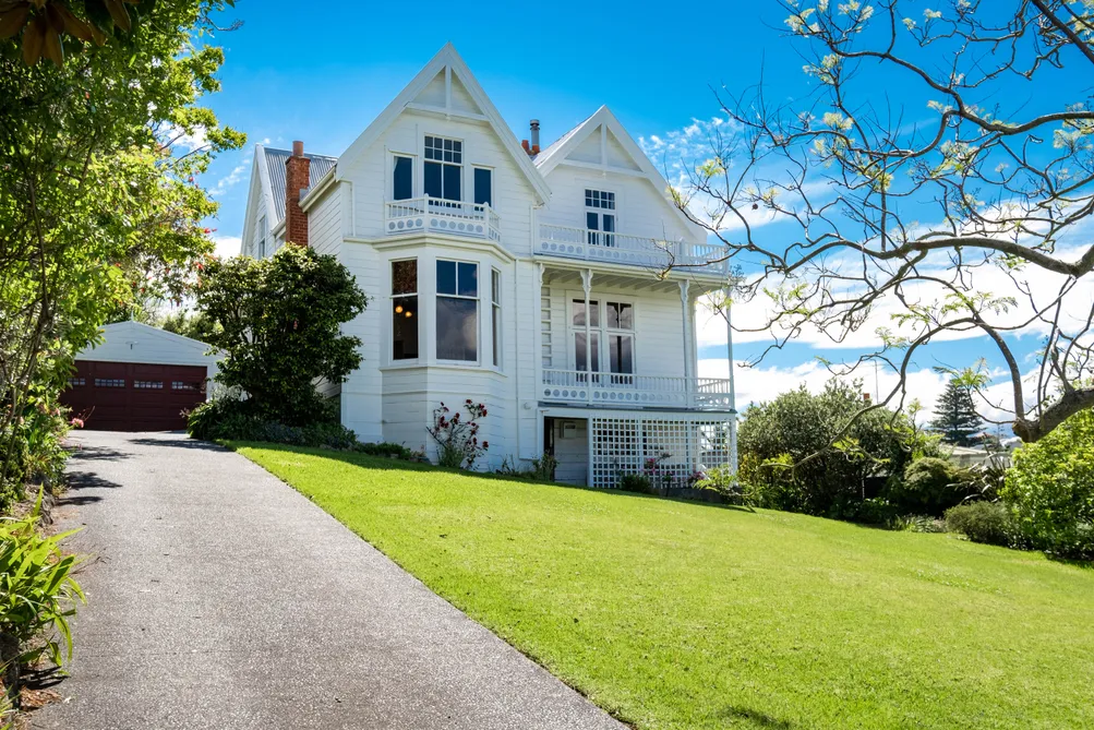 Bluff Hill Home Of Distinction