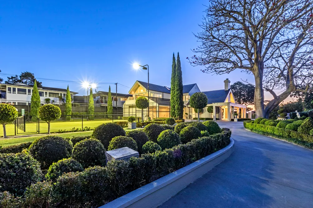 "BALMAIN" - Grand Estate