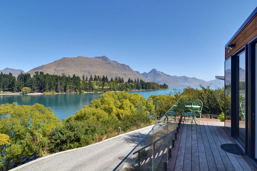 Queenstown's Preeminent Lakefront Position