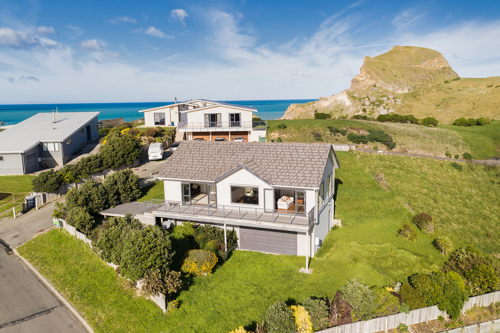 Contemporary Castlepoint Holiday Home
