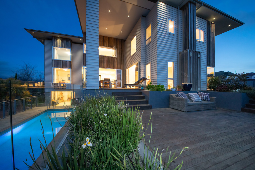 Architectural Resort Style Family Retreat 