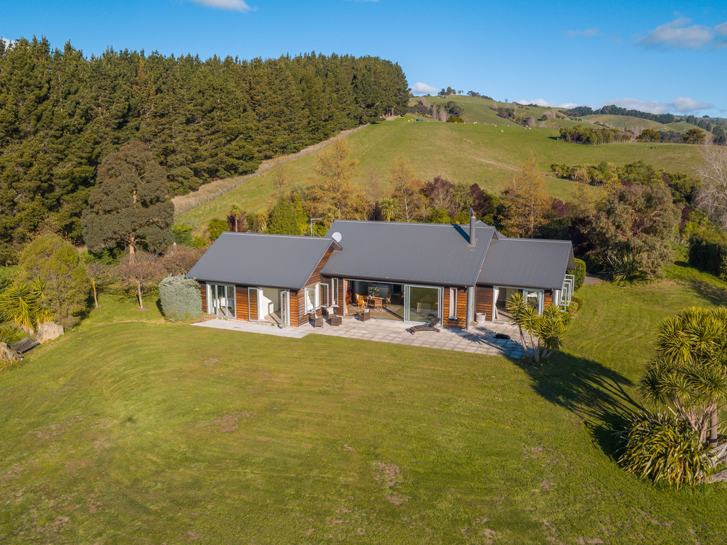 Private Lifestyle - Overlooking Gladstone Braes
