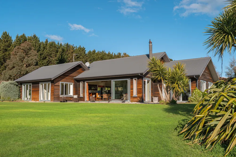 Private Lifestyle - Overlooking Gladstone Braes
