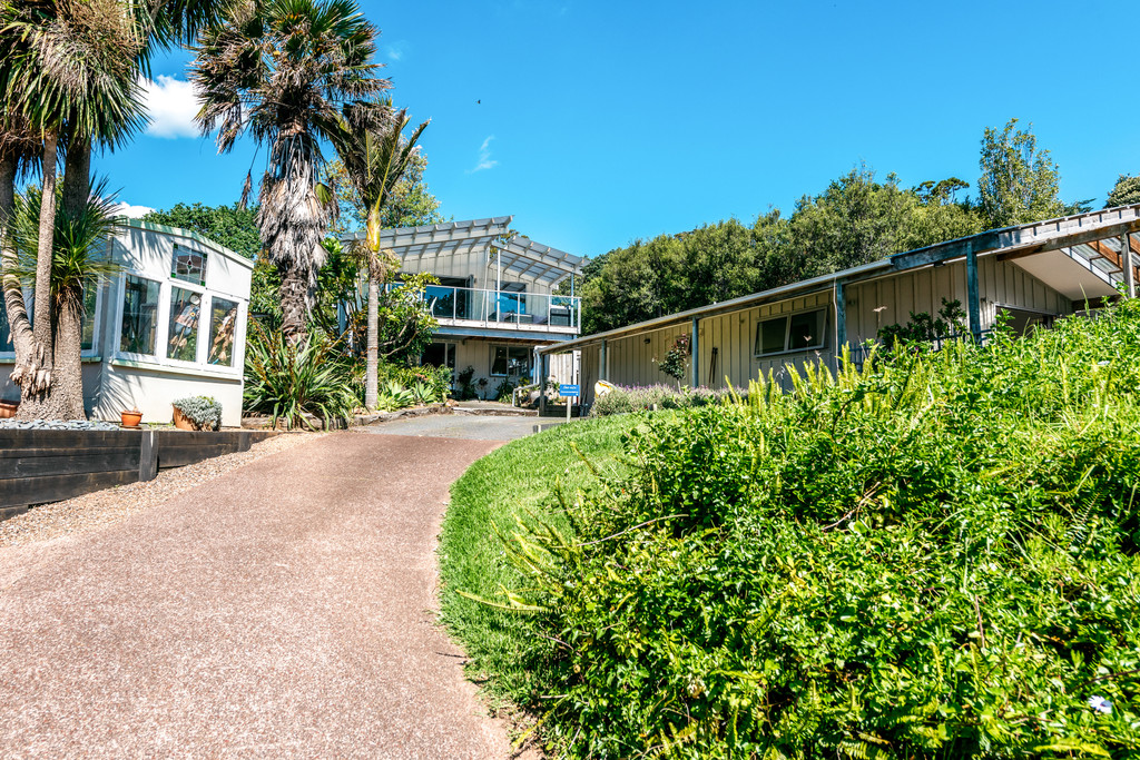 Glorious Grounds - Putiki Bay Waterfront