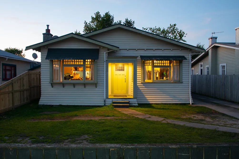 Central Bungalow and Big Garage Workshop