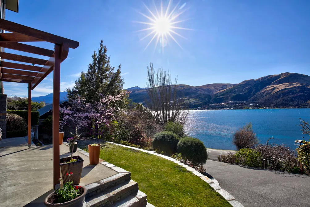 Prestigious Queenstown Lakeside Address