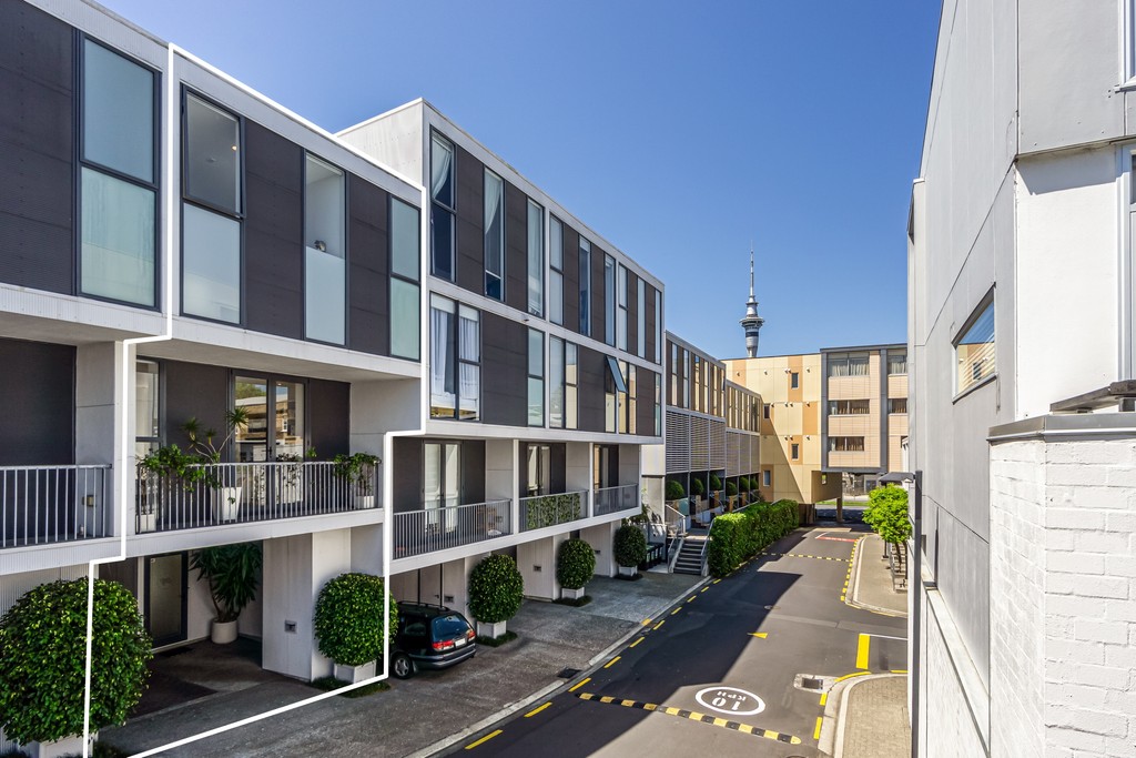 Modern Freehold Townhouse
